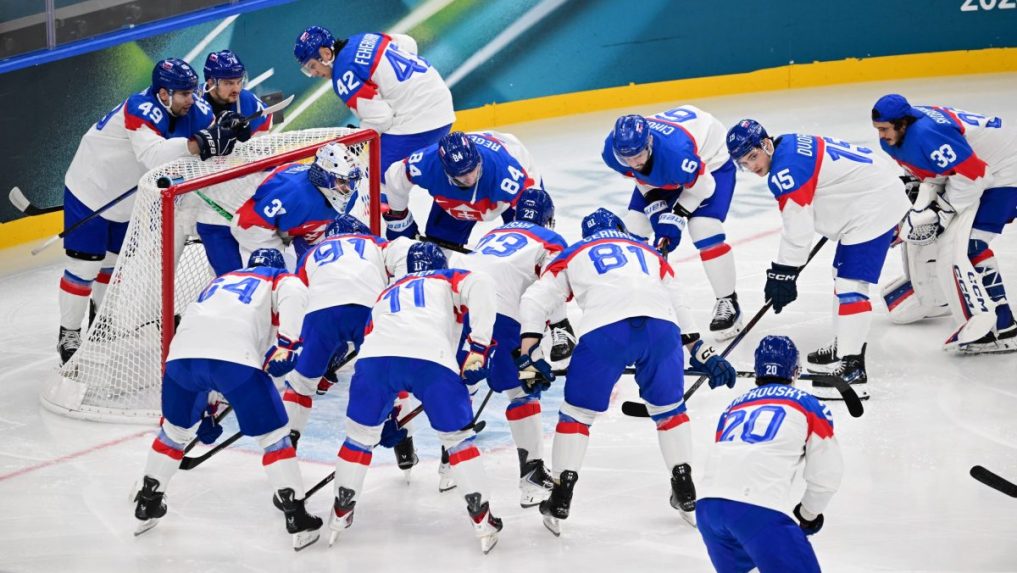 Slovenskí hokejisti pred zápasom proti Švédsku.