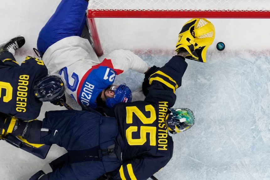 Puk podľa rozhodcov bránkovú čiaru nepreťal celým objemom, druhý slovenský gól tak neuznali.