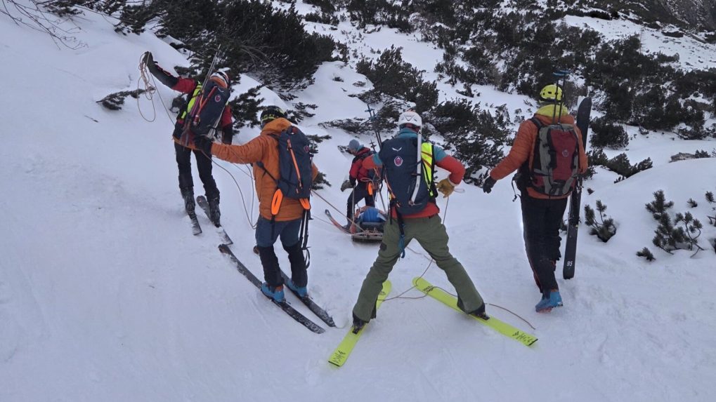 Záchranári zasahujú vo Výtokovom žľabe.