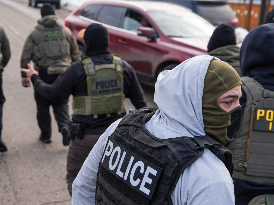 Na ilustračnej snímke agenti ICE.