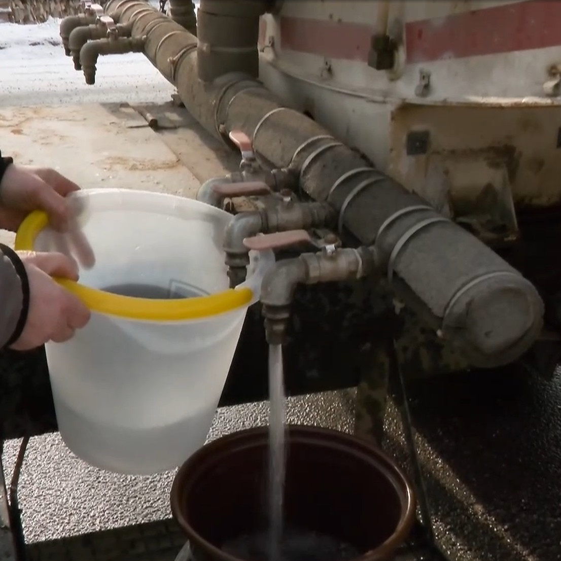 Obyvatelia obce Veľký Lipník čakajú na cisternu s vodou.