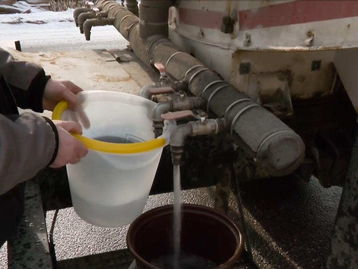 Obyvatelia obce Veľký Lipník čakajú na cisternu s vodou.