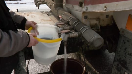 Obyvatelia obce Veľký Lipník čakajú na cisternu s vodou.