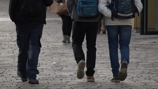 Deti podľa terénneho sociálneho pracovníka do školy v cudzine chodia.