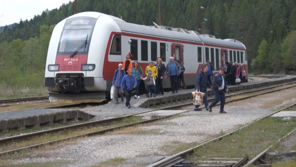 Menej vyťažené linky obmedzujú alebo rušia.