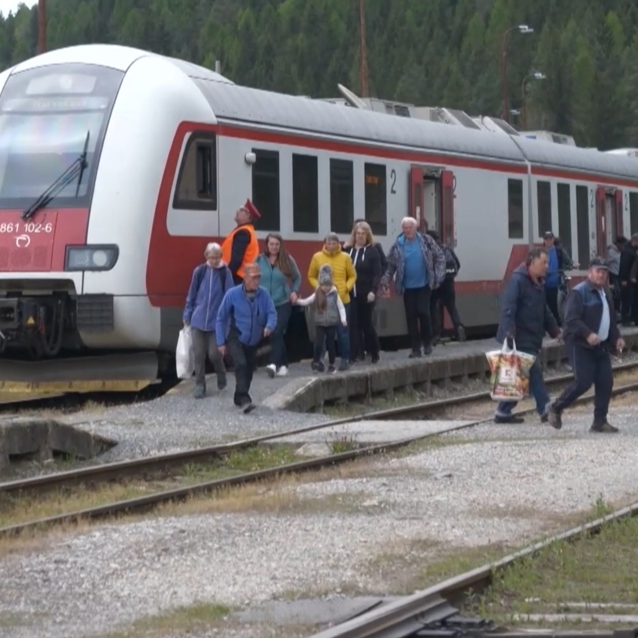 Menej vyťažené linky obmedzujú alebo rušia.