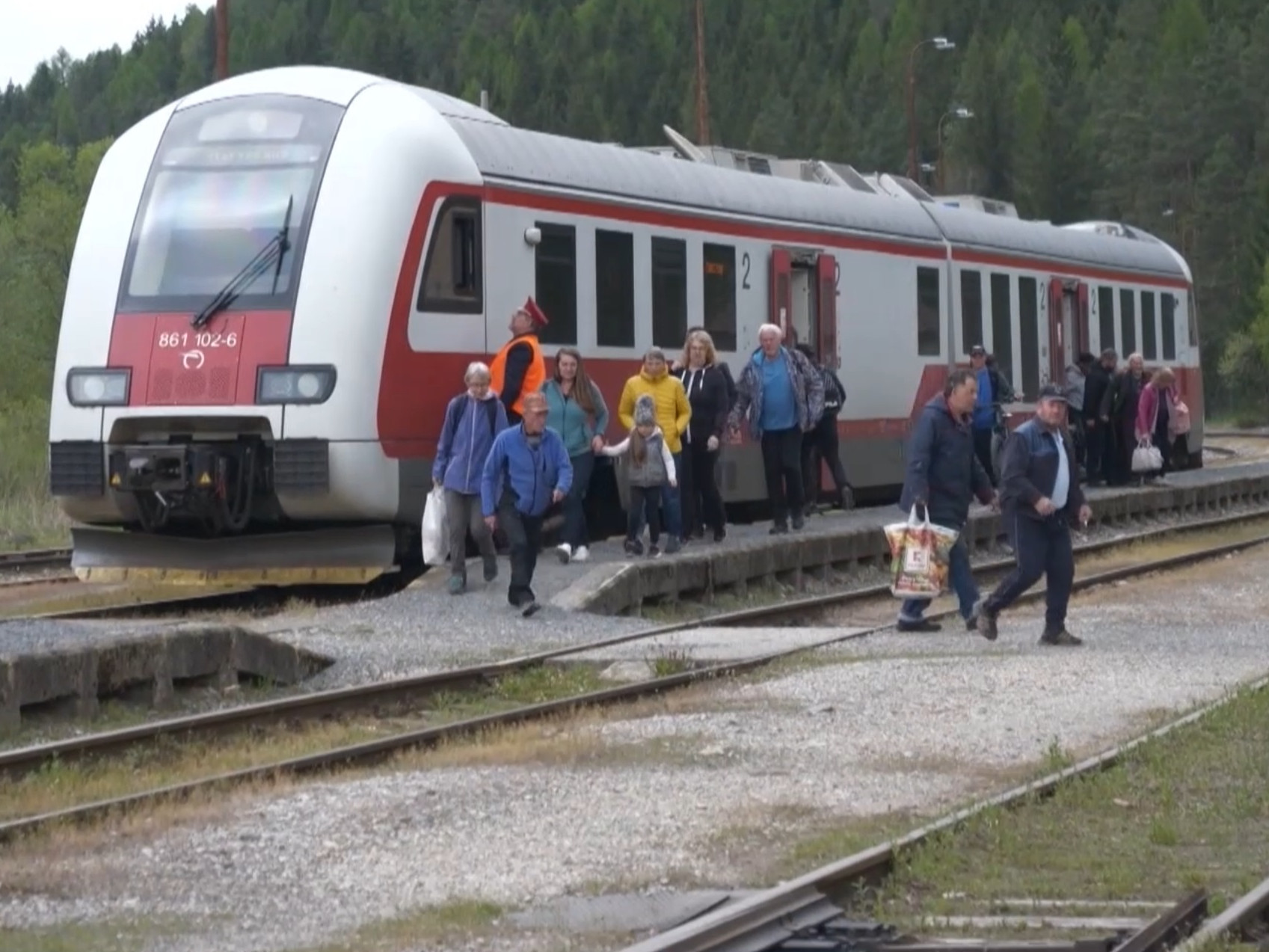 Menej vyťažené linky obmedzujú alebo rušia.