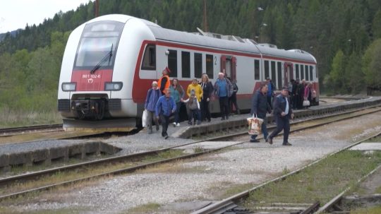 Menej vyťažené linky obmedzujú alebo rušia.