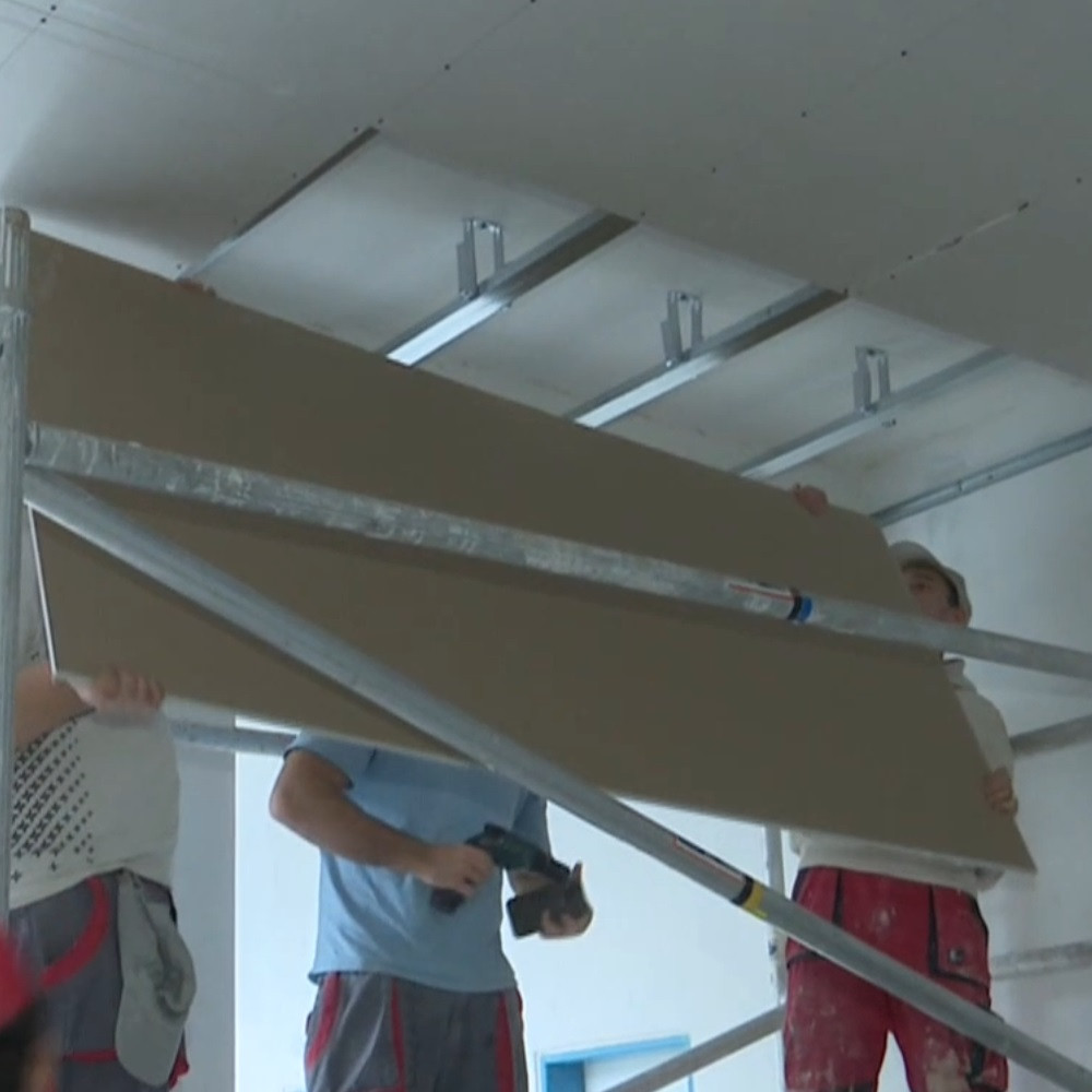 Chodbu na stavebnej škole v Nitre opravujú počas odbornej praxe murárski učni.