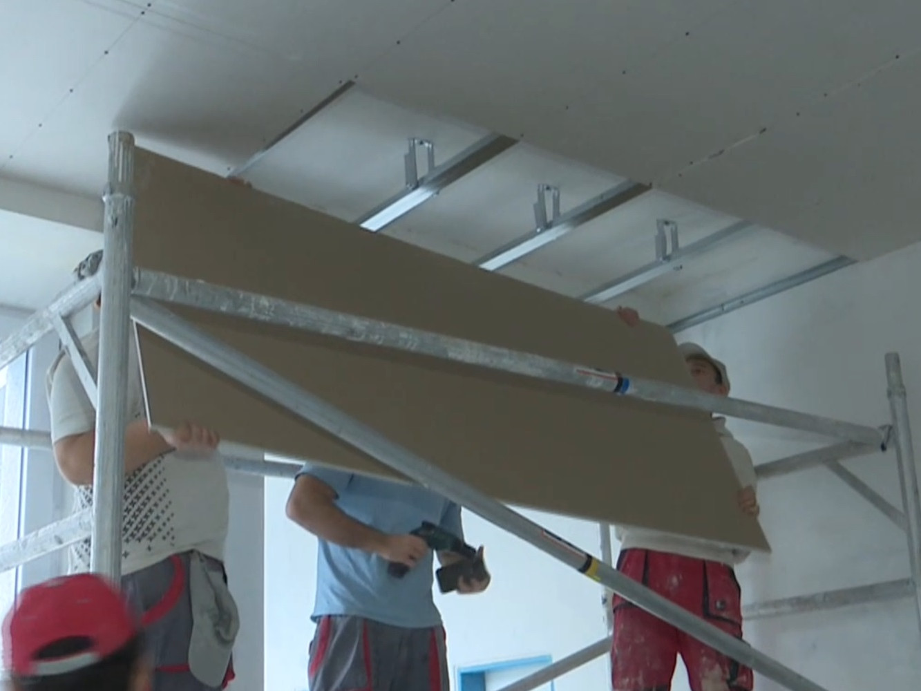 Chodbu na stavebnej škole v Nitre opravujú počas odbornej praxe murárski učni.