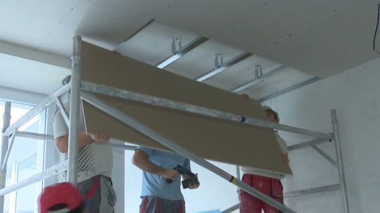 Chodbu na stavebnej škole v Nitre opravujú počas odbornej praxe murárski učni.