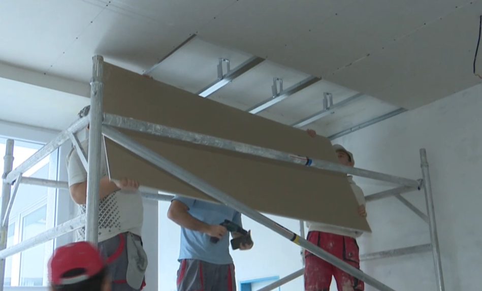 Chodbu na stavebnej škole v Nitre opravujú počas odbornej praxe murárski učni.