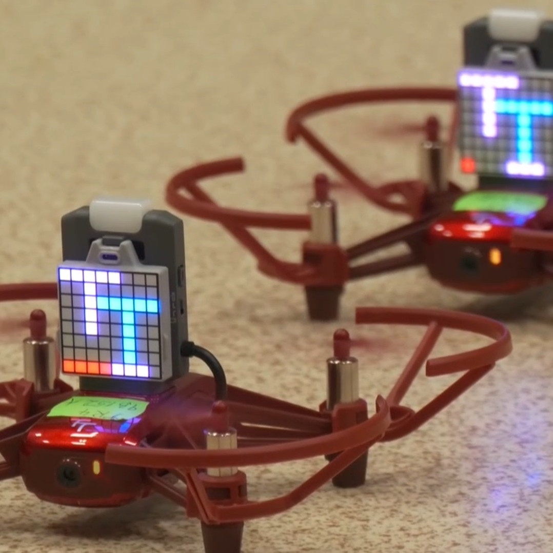 Študentov gymnázia už zasväcujú do tajov dronových technológií.