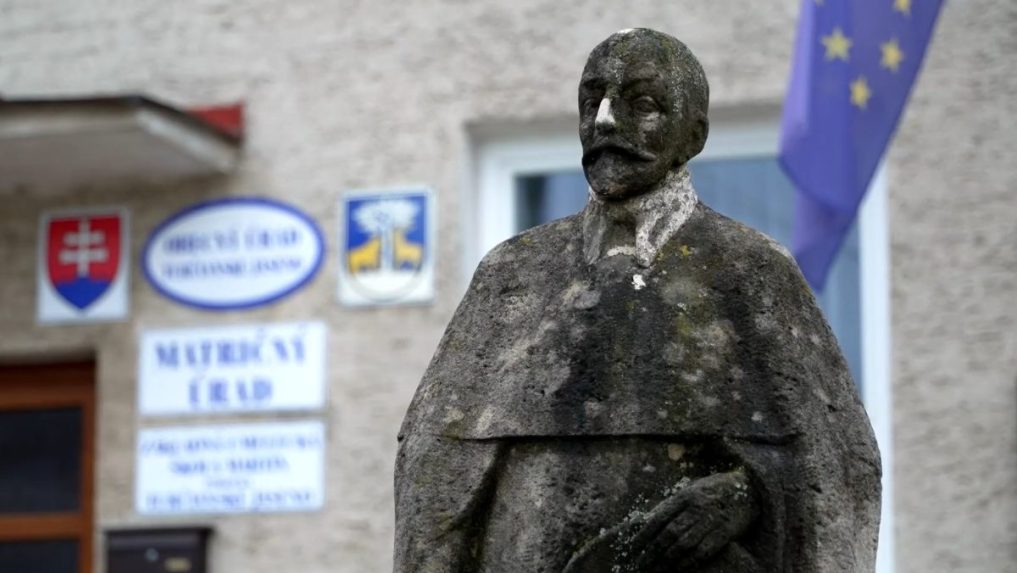 Na sn&iacute;mke socha J&aacute;na Jessenia.