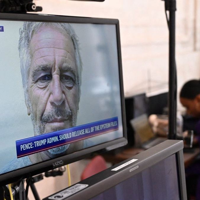 Výbor amerického Kongresu zverejnil spisy sexuálneho delikventa Jeffreyho Epsteina, majú 33-tisíc strán