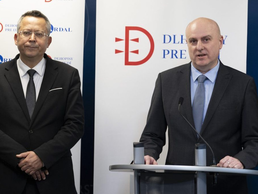 Na snímke Ladislav Kamenický a riaditeľ ARDAL Peter Šoltys.