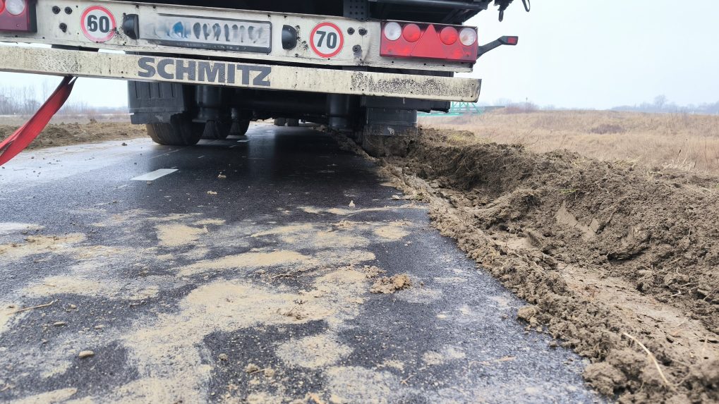 Na snímke zapadnutý kamión.