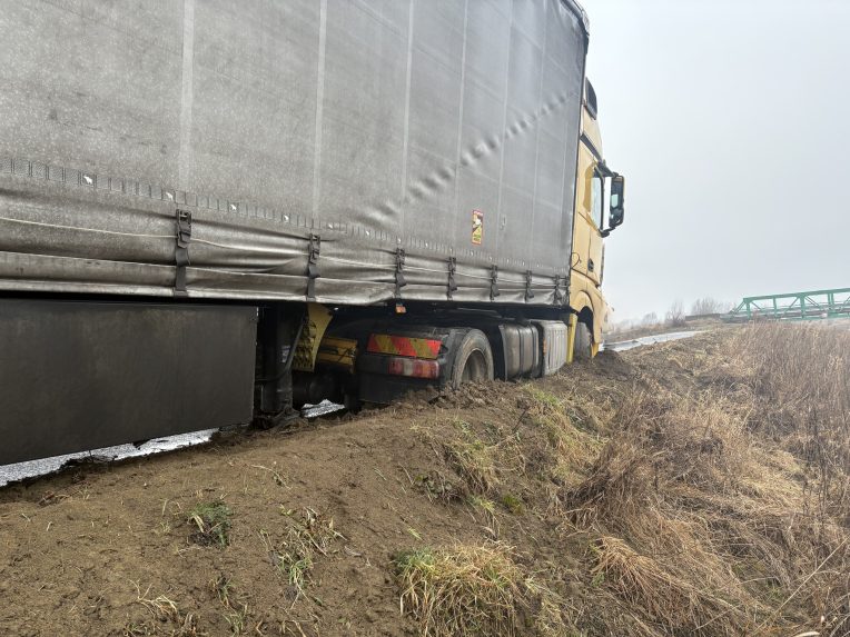 Na snímke zapadnutý kamión.