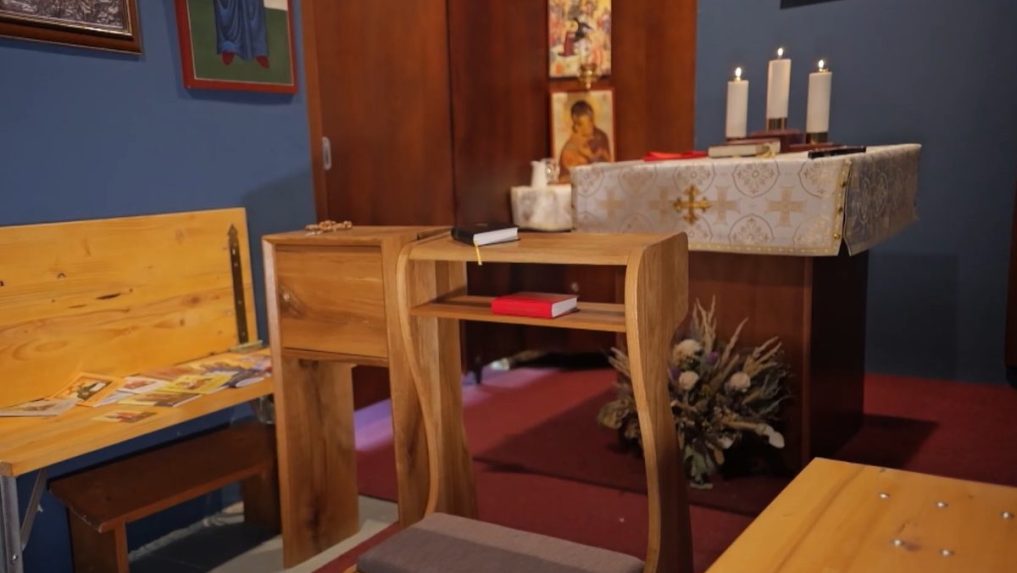 Na sn&iacute;mke interi&eacute;r kaplnky na Skalnatom plese.