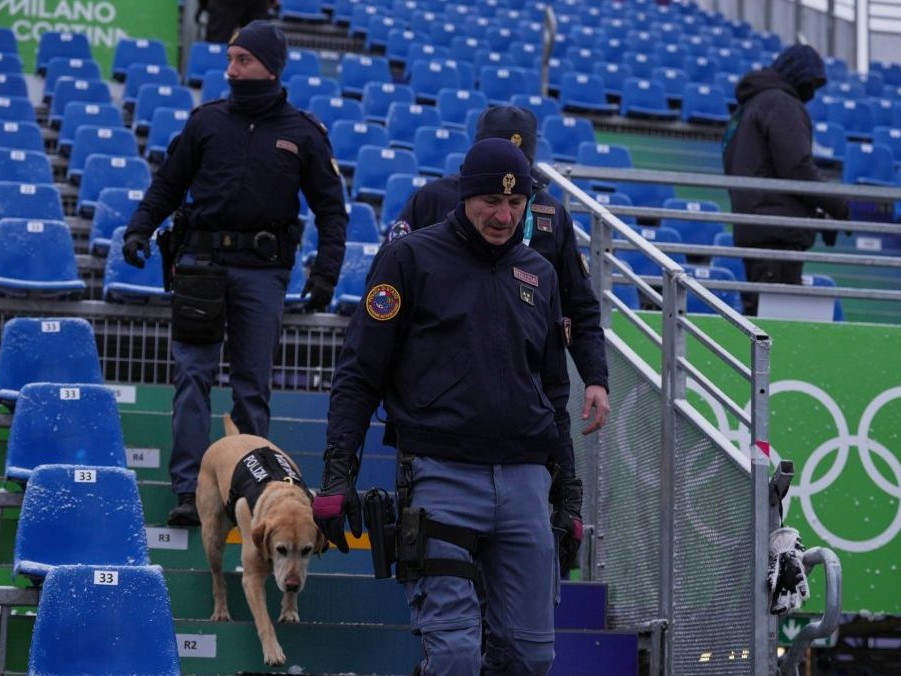 Na snímke talianski žandári.