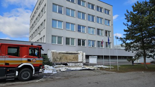 hasiči pri spadnutej strechce