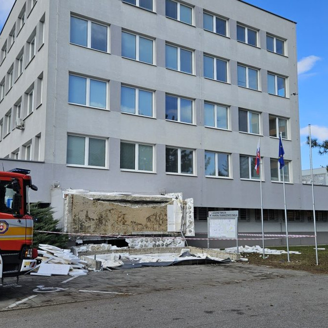 hasiči pri spadnutej strechce