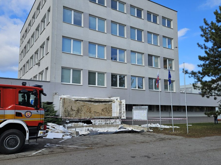 hasiči pri spadnutej strechce