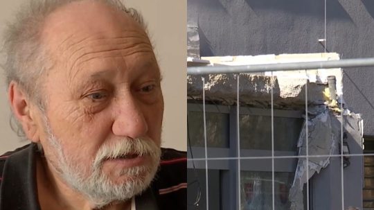 Na snímke muž, ktorého privalila strecha v Komárne.