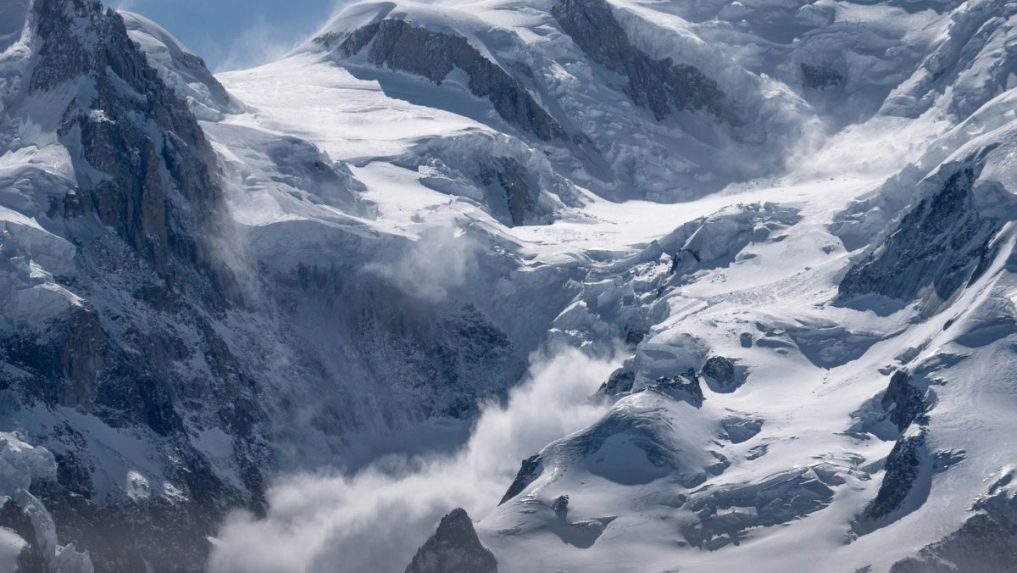 Na snímke lavína v horách.