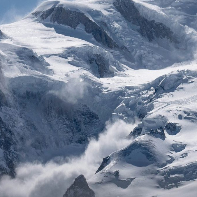 Na snímke lavína v horách.