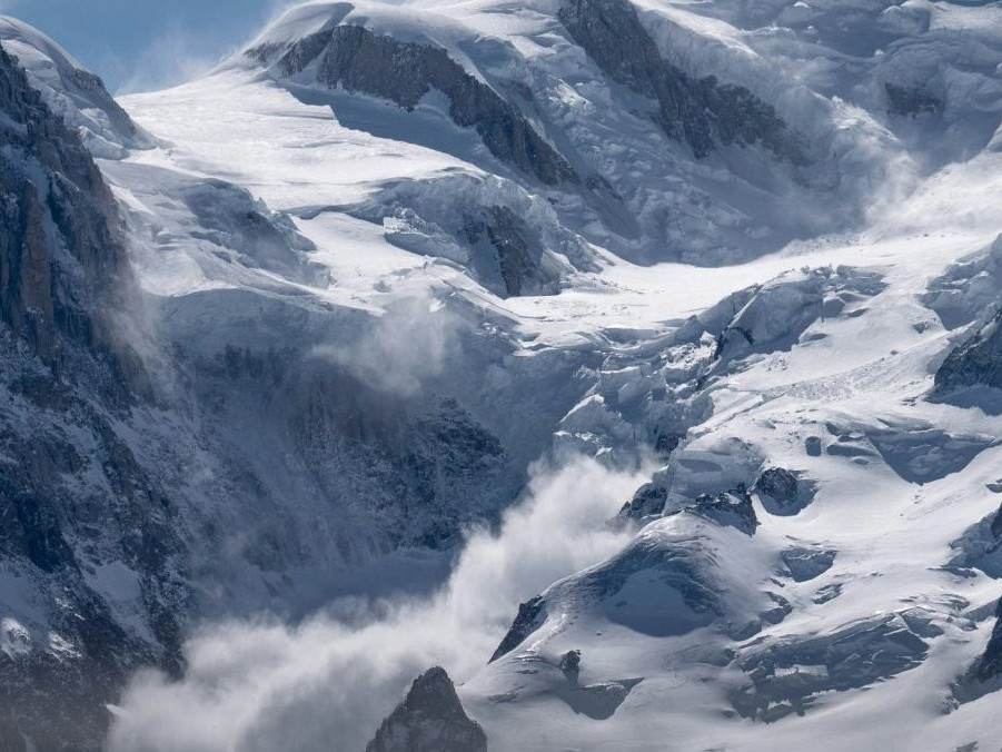 Na snímke lavína v horách.