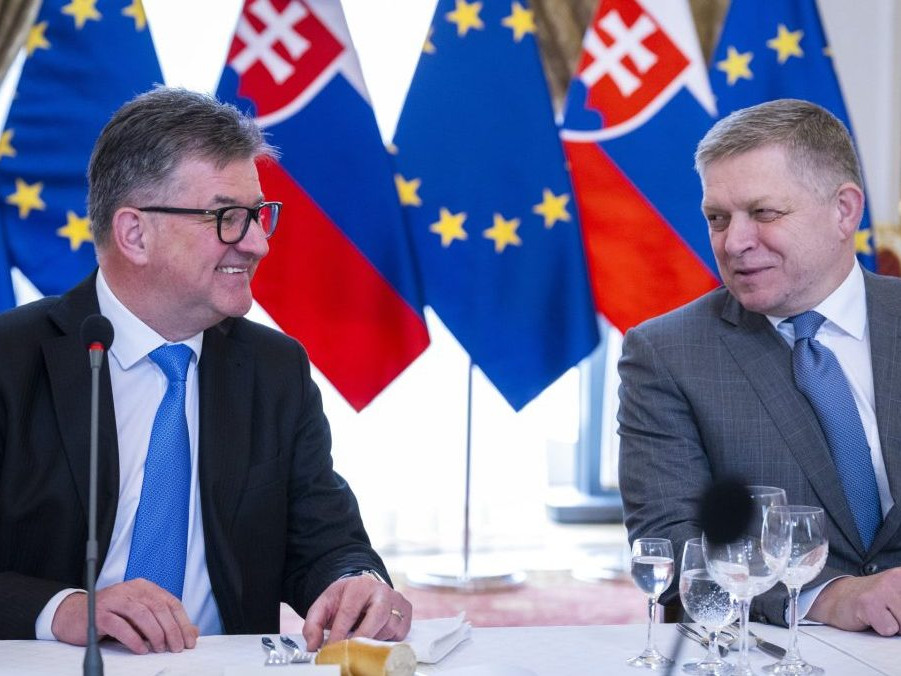 Na snímke Miroslav Lajčák a Robert Fico.
