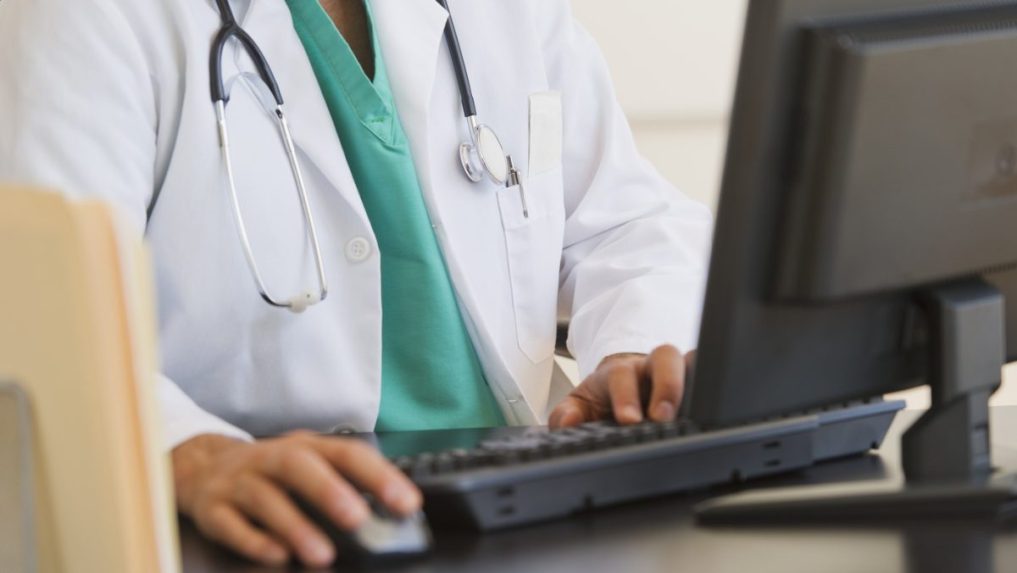 Na ilustračnej snímke lekárka.