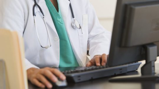 Na ilustračnej snímke lekárka.