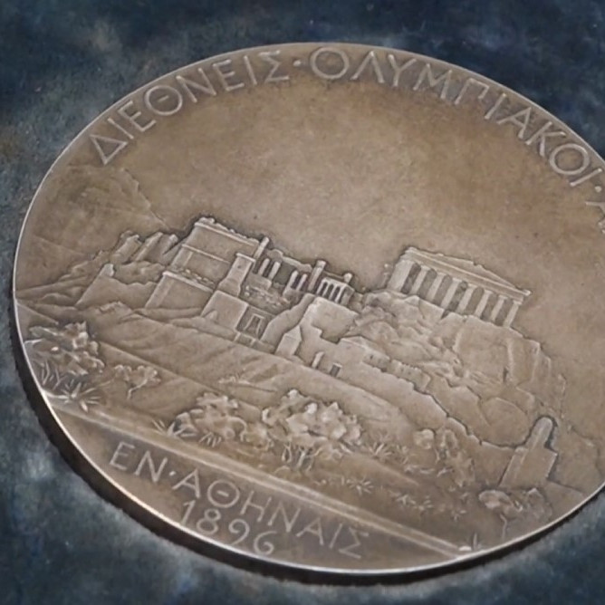 Medaila z olympijských hier v Aténach 1896.