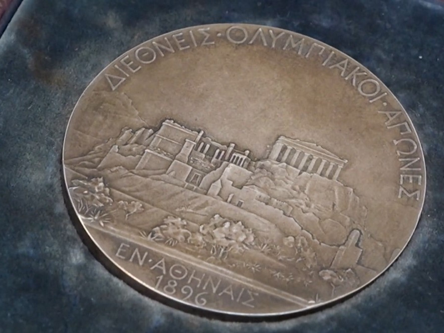 Medaila z olympijských hier v Aténach 1896.