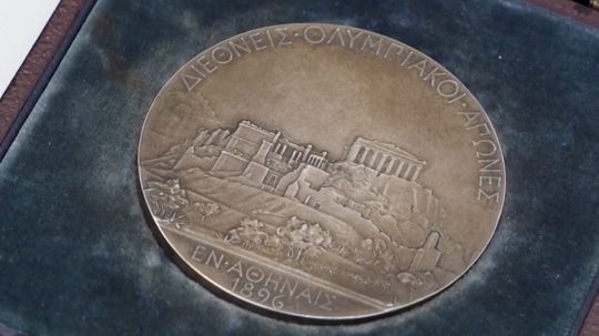 Medaila z olympijských hier v Aténach 1896.