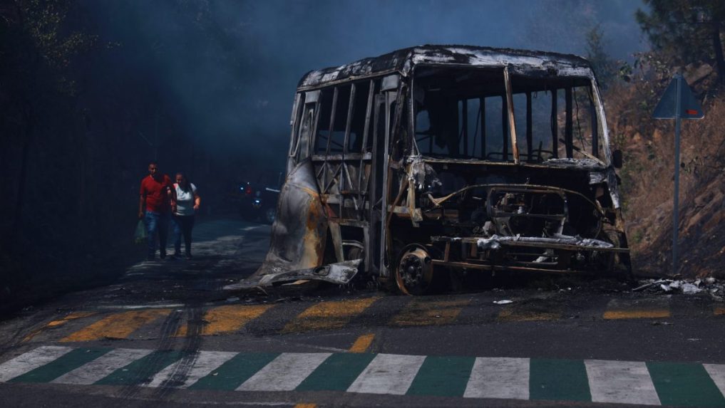 Na snímke zhorený autobus v Mexiku.