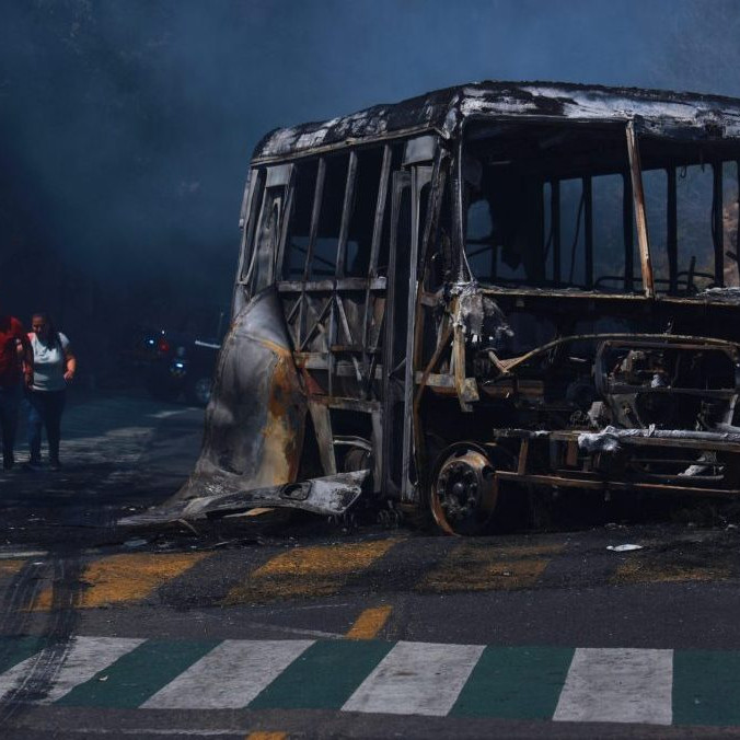 Na snímke zhorený autobus v Mexiku.