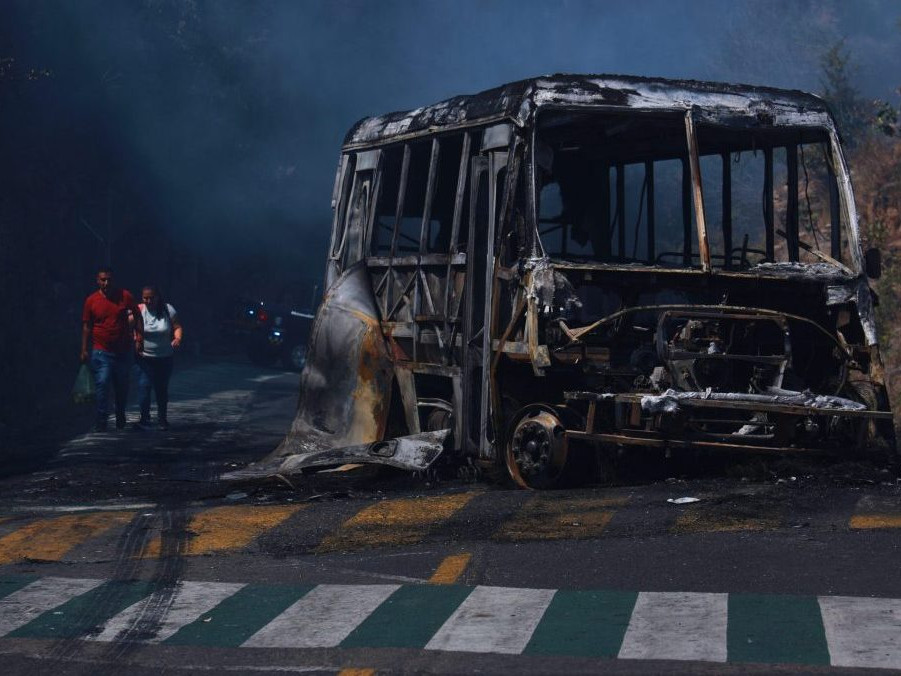 Na snímke zhorený autobus v Mexiku.