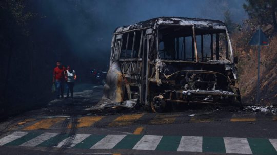 Na snímke zhorený autobus v Mexiku.