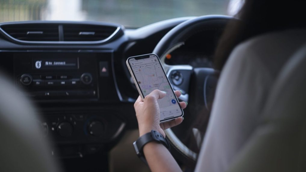 Na ilustračnej snímka mapy na telefóne.