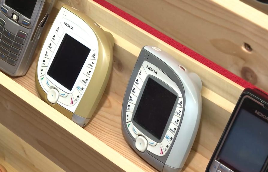 Na sn&iacute;mke dizajnov&aacute; Nokia.