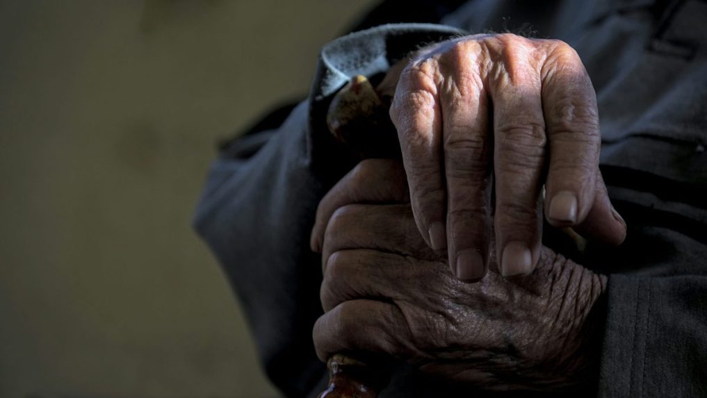 Ilustračná snímka rúk seniora.