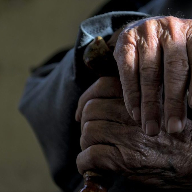 Ilustračná snímka rúk seniora.
