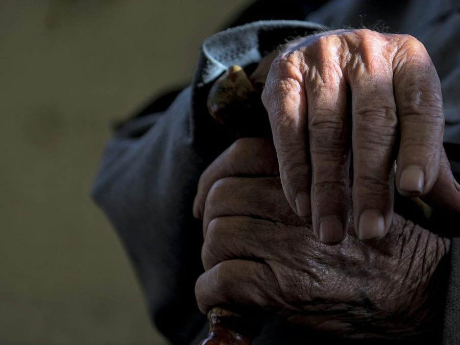 Ilustračná snímka rúk seniora.