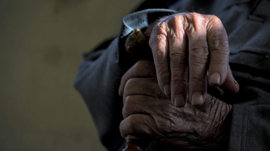 Ilustračná snímka rúk seniora.