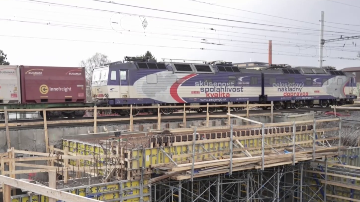 Cestu do Kežmarku z Popradu blokuje stavba nov&yacute;ch mostov. Mesto chce ich skor&scaron;ie dokončenie, stavb&aacute;ri robia, čo m&ocirc;žu