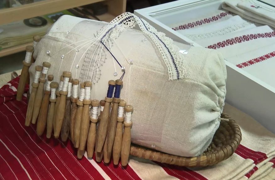 Na sn&iacute;mke čipka v oddelen&iacute; dom&aacute;cej panej.