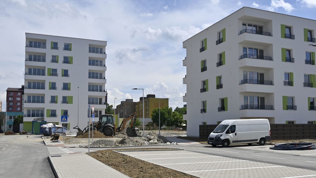 Na snímke výstavba troch bytových domov so 70 nájomnými bytmi bežného štandardu v meste Vranov nad Topľou.